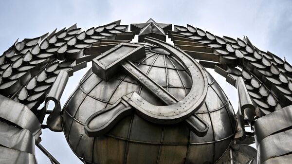 Un emblema de la Unión Soviética que fue removido tras su desintegración y hoy figura en un parque de memoria en Moscú. - Sputnik Mundo