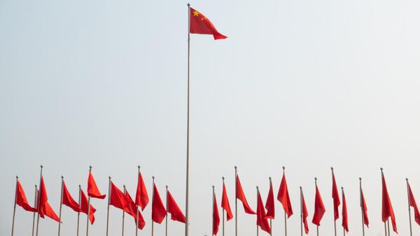 Banderas nacionales de China en la plaza de Pekín - Sputnik Mundo