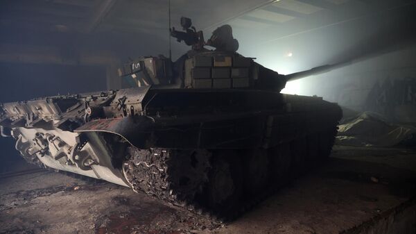 Un carro de combate ruso T-72 en la República Popular de Donetsk - Sputnik Mundo
