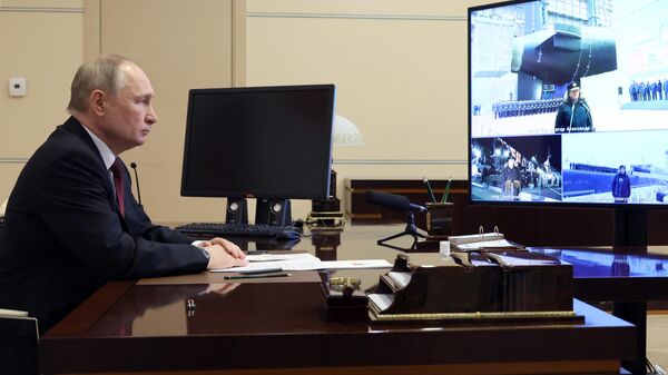 El presidente ruso, Vladímir Putin, participa por videoconferencia en la ceremonia  de izado de la bandera en el submarino nuclear Gueneralissimus Suvorov y en la corbeta Grad  - Sputnik Mundo