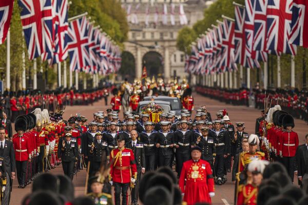 El ataúd de la reina Isabell II es acarreado el 19 de septiembre por el Palacio de Buckingham tras su servicio funerario en la abadía de Westminster, en el centro de Londres.La mandataria falleció el 8 de septiembre y fue enterrada junto a su marido, el príncipe Felipe, tras perder la vida a los 96 años. - Sputnik Mundo