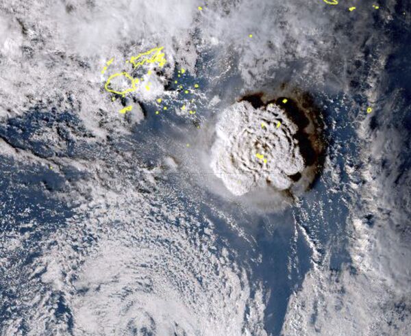 Una fotografía satelital captó la erupción de un volcán submarino en el país de Tonga, ubicado en el océano Pacífico, gracias al satélite japonés Himawari-8.El estallido ocurrió el 15 de enero y produjo grandes olas que impactaron en las costas de Tonga, obligando a los habitantes a huir a zonas altas. - Sputnik Mundo