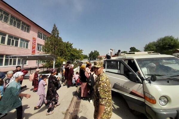 Los residentes de la provincia de Batken, Kirguistán, abandonan sus hogares durante los bombardeos por parte del Ejército de Taykistán, un país fronterizo a Kirguistán. En Batken se abrieronvarios centros de alojamiento temporal para evacuar a la población de las zonas peligrosas. Según el Ministerio de Situaciones de Emergencia de Kirguistán, alrededor del 70-80% de los residentes de varias aldeas fronterizas abandonaron sus hogares. - Sputnik Mundo