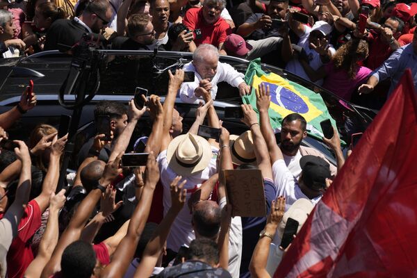 El 30 de octubre, durante la segunda vuelta electoral presidencial de Brasil, el candidato presidencial Luiz Inácio Lula da Silva, sostiene las manos de sus simpatizantes en Sao Paulo. - Sputnik Mundo