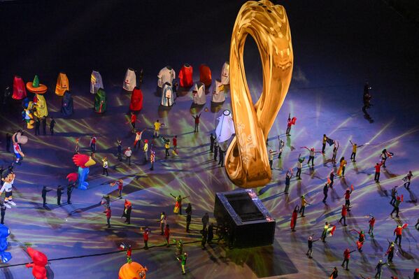 Bailarines despliegan su arte durante la ceremonia inaugural del Mundial de Fútbol de Catar 2022, evento que sería seguido por el partido inaugural entre el anfitrión y la selección de Ecuador en el estadio Al-Bayt, ubicado al norte de la capital, Doha, el 20 de noviembre.  - Sputnik Mundo