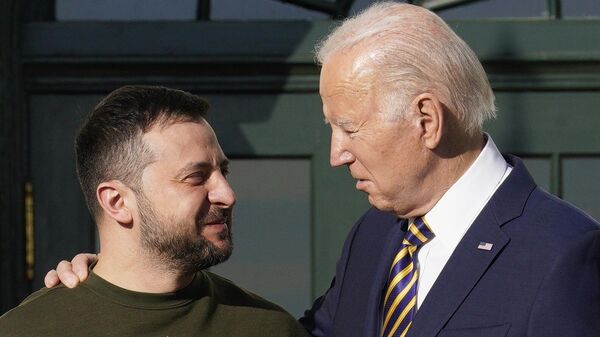 El presidente ucraniano Volodímir Zelenski y el presidente estadounidense Joe Biden  - Sputnik Mundo