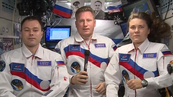 Dmitri Petelin, Serguéi Prokópiev y Anna Kíkina, cosmonautas rusos en EEI - Sputnik Mundo