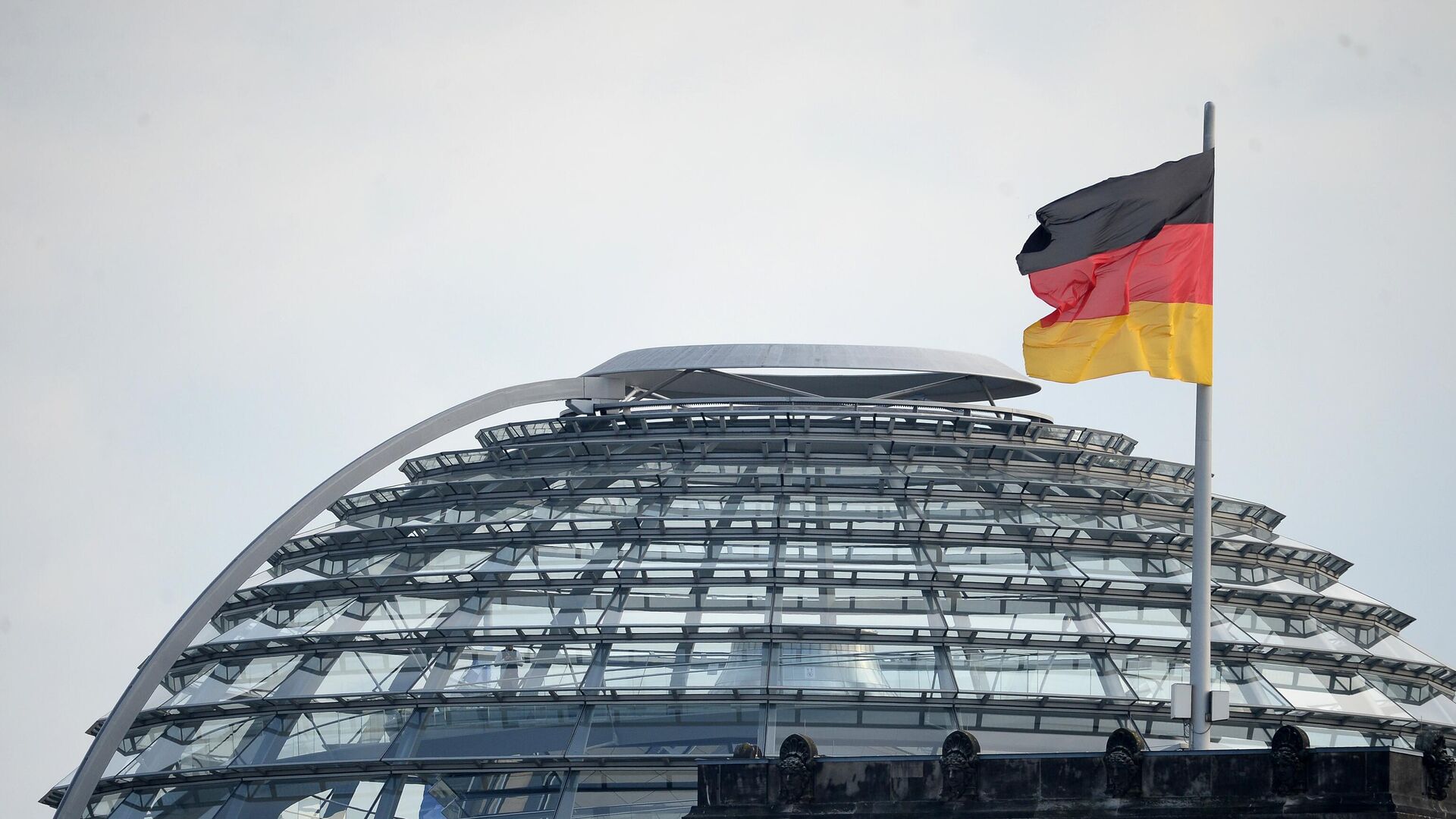 Bandera de Alemania junto a la cúpula del Bundestag de Berlín  - Sputnik Mundo, 1920, 24.01.2023