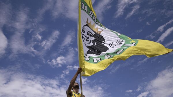 Una bandera con Pelé, exfutbolista brasileño - Sputnik Mundo