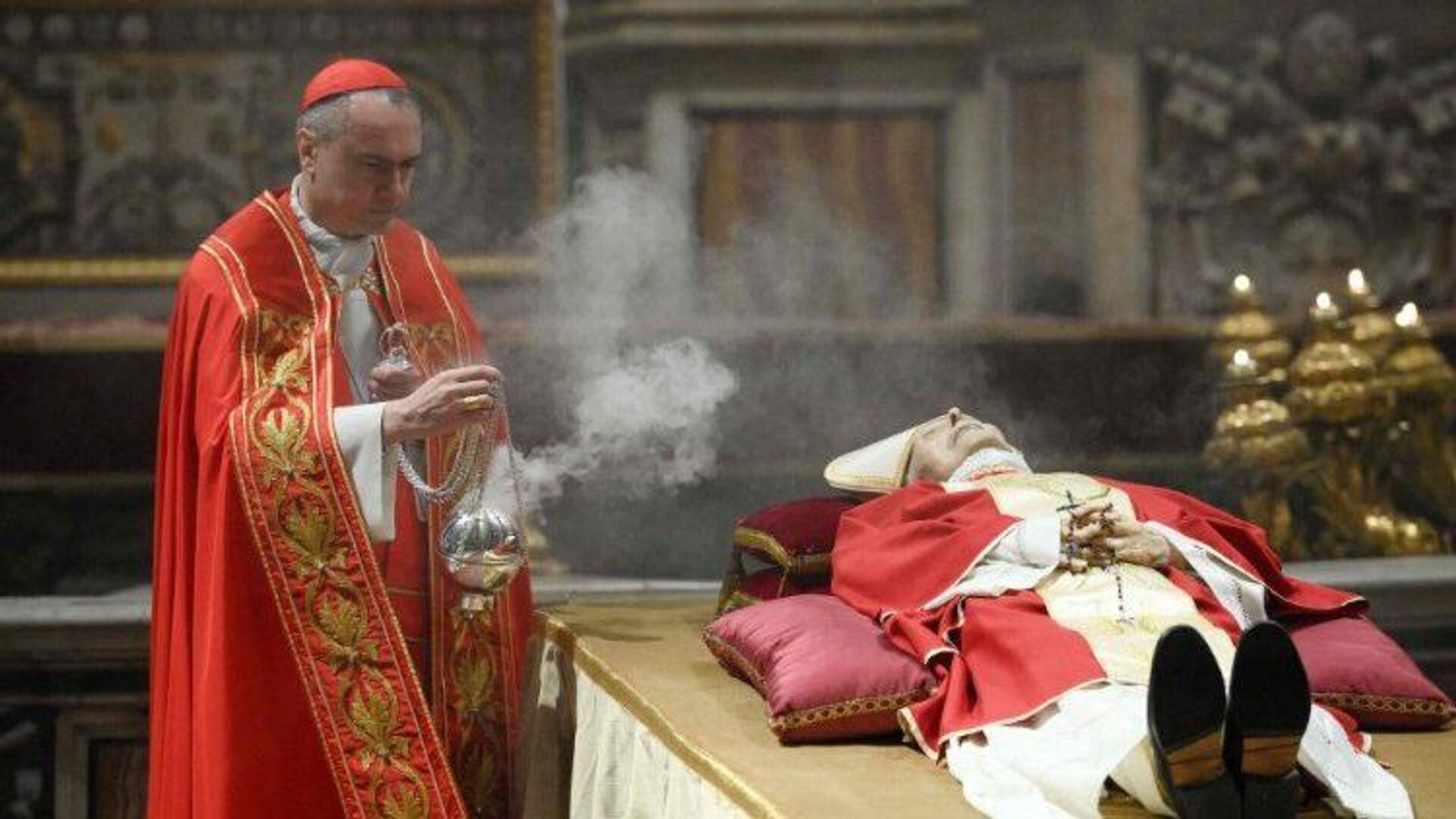 Тысячи верующих посещают тело Бенедикта XVI у Алтаря Исповедей в Ватикане