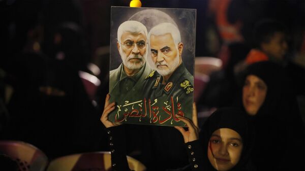 Retrato del comandante de las Guardias Revolucionarias Iraníes, Qasem Soleimani, durante una ceremonia conmemorativa. - Sputnik Mundo