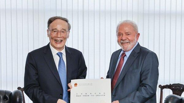 El presidente de Brasil, Luiz Inácio Lula da Silva, con el vicepresidente de China, Wang Qishan. - Sputnik Mundo