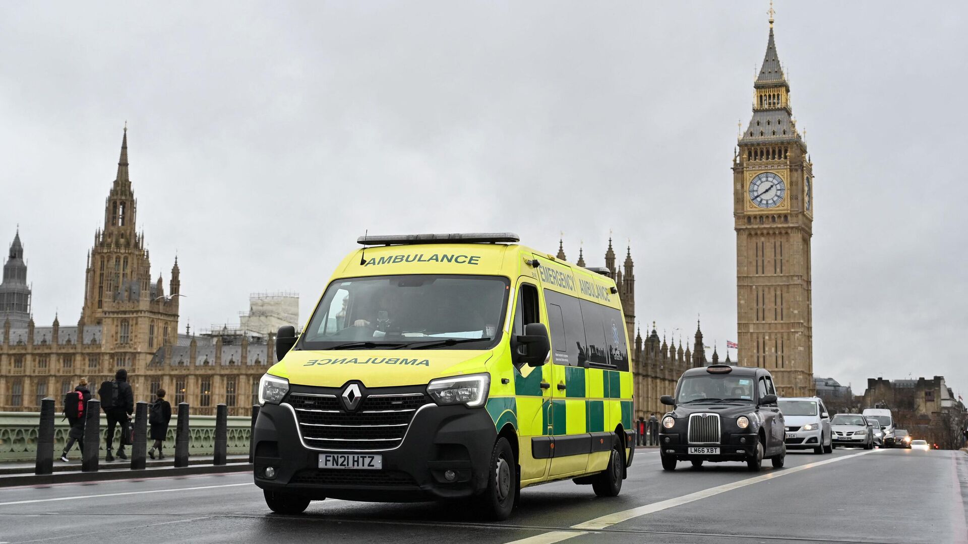 Una ambulancia circula por el puente de Westminster, en el centro de Londres, el 3 de enero de 2023 - Sputnik Mundo, 1920, 03.01.2023