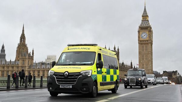 Una ambulancia circula por el puente de Westminster, en el centro de Londres, el 3 de enero de 2023 - Sputnik Mundo