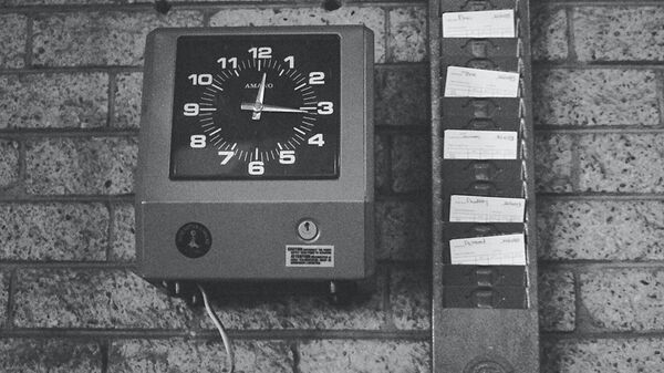 Reloj para marcar el horario de trabajo (imagen referencial) - Sputnik Mundo