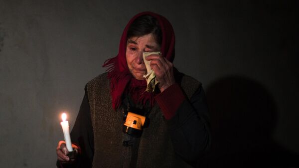 Una mujer de Donetsk llora - Sputnik Mundo