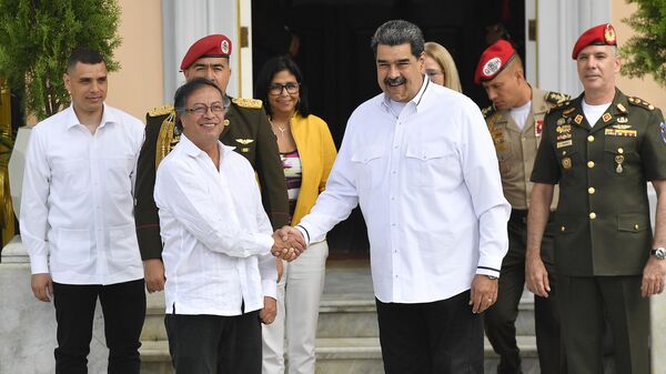 Gustavo Petro y Nicolás Maduro - Sputnik Mundo