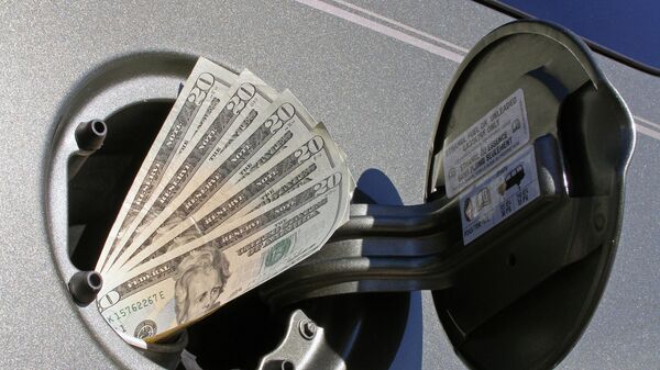 Dólares en un depósito de gasolina - Sputnik Mundo