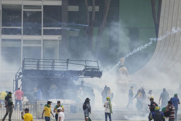 La policía utilizó gas pimienta para contener a los manifestantes y un helicóptero para lanzarles granadas aturdidoras. - Sputnik Mundo