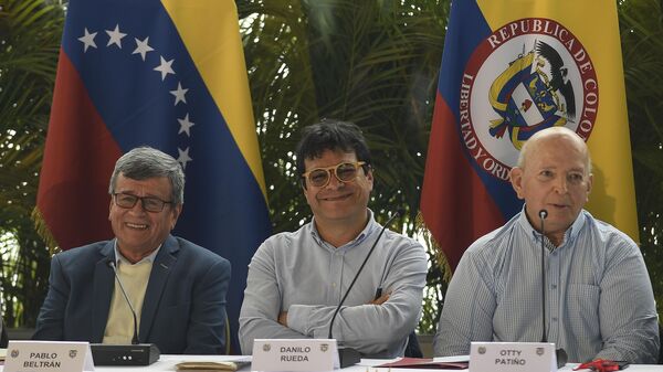 Pablo Beltrán (a la izquierda), en representación del Ejército de Liberación Nacional (ELN), Iván Danilo Rueda, Alto Comisionado para la Paz en nombre del gobierno colombiano (en el centro), y Otty Pantino, de la delegación gubernamental colombiana. - Sputnik Mundo