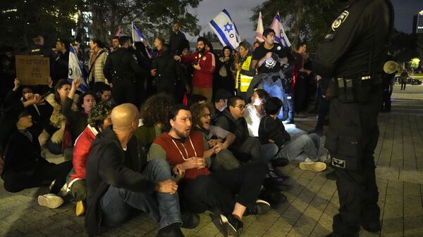 Los activistas en Israel protestab contra el primer ministro, Benjamín Netanyahu - Sputnik Mundo
