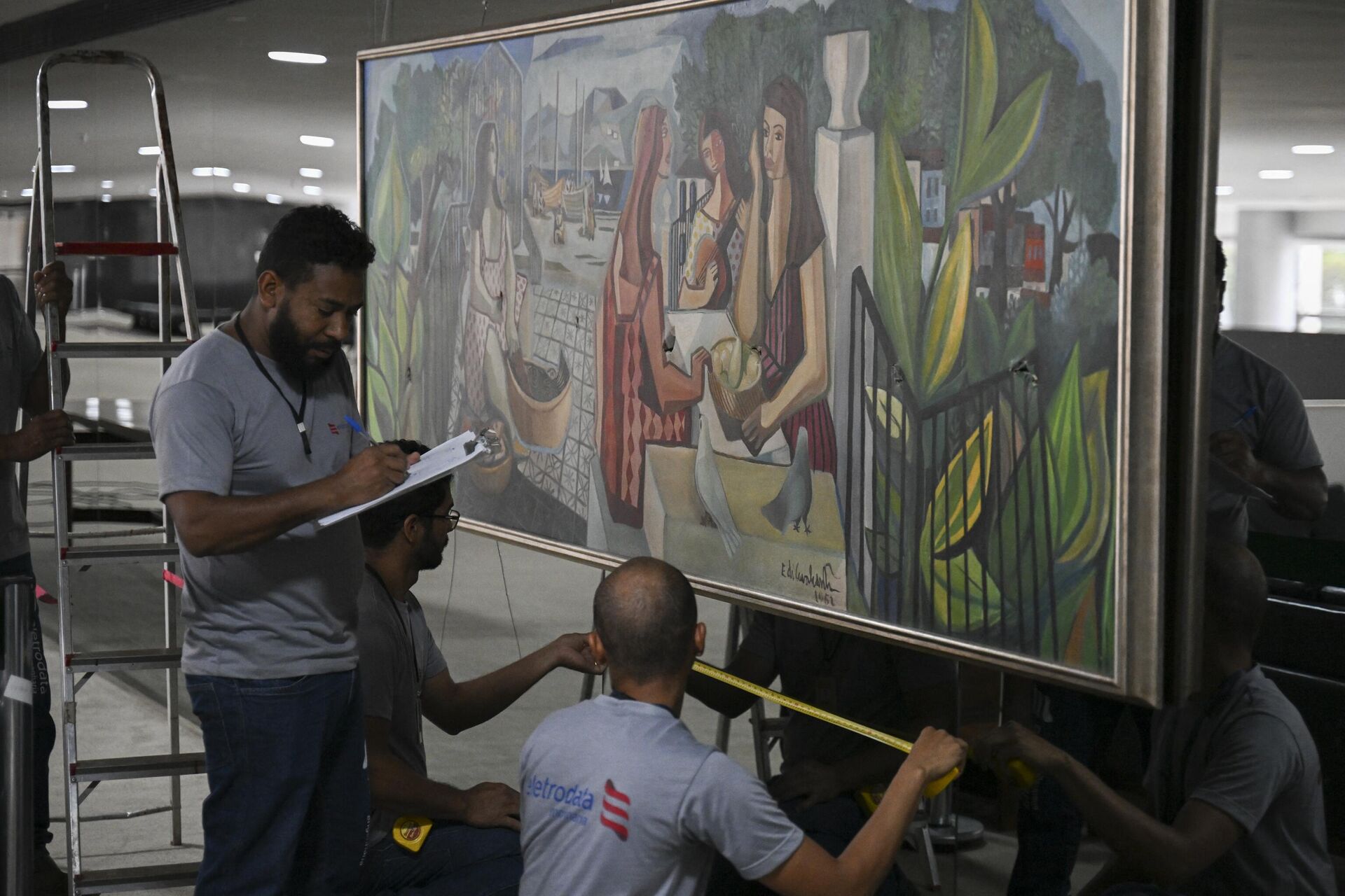 Funcionarios evalúan destrozos en una pintura en el Palacio Presidencial de Planalto - Sputnik Mundo, 1920, 09.01.2023