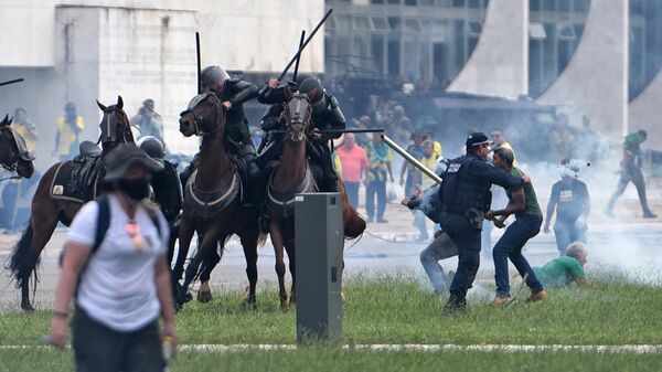Los disturbios en Brasilia - Sputnik Mundo