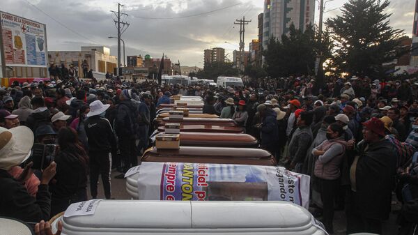 Familiares de víctimas asesinadas durante las protestas en Juliaca, Perú, esperan con ataúdes vacíos los cuerpos de sus deudos. - Sputnik Mundo