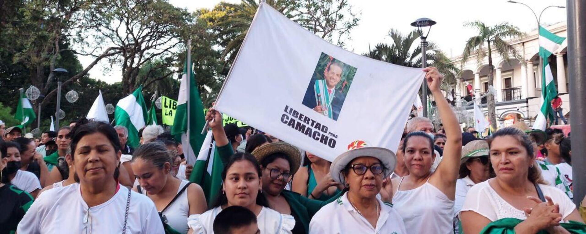 Con carteles con la foto del gobernador de Santa Cruz, los seguidores del gobernador Luis Fernando Camacho pidieron su liberación - Sputnik Mundo, 1920, 11.01.2023