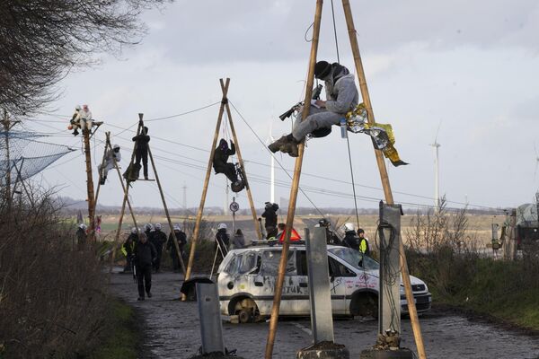 Policías y activistas climáticos bloquean la carretera en el pueblo de Luetzerath, a las afueras de Erkelenz, Alemania. - Sputnik Mundo
