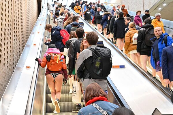 Participantes en el tradicional No Pants Subway Ride (Sin pantalones en el metro) en una escalera mecánica del metro de Londres, el Reino Unido. - Sputnik Mundo