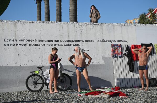 Veraneantes en una playa de Sochi, Rusia. Veraneantes en una playa de Sochi, Rusia. - Sputnik Mundo