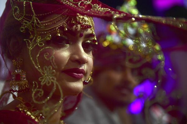 Una de las parejas que participan en una ceremonia matrimonial multitudinaria en Karachi, Pakistán. - Sputnik Mundo