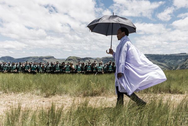 Vukile Shembe, líder de la Iglesia bautista de Nazaret, llega para participar en una danza tradicional en la montaña sagrada de Nhlangakazi, cerca de Durban, Sudáfrica. - Sputnik Mundo
