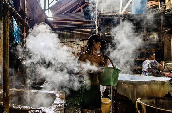 Elaboración de tofu cuajada de soja en una fábrica de Bogor, Indonesia. - Sputnik Mundo