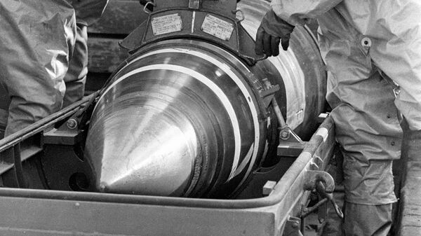 Los militares empaquetan cabezas nucleares en contenedores para trasladarlas desde Ucrania (archivo) - Sputnik Mundo