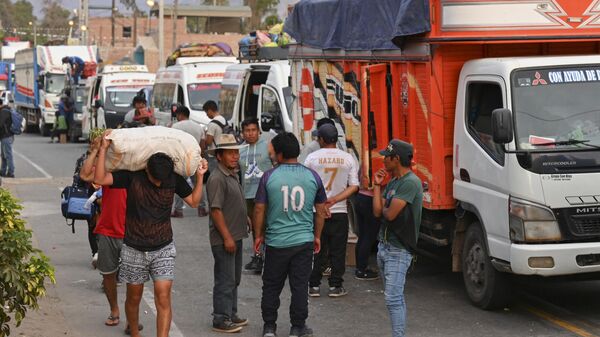 Personas esperan durante un bloqueo en una vía de la localidad de Humay, Perú. - Sputnik Mundo