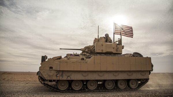 El vehículo de combate Bradley de EEUU en Siria - Sputnik Mundo