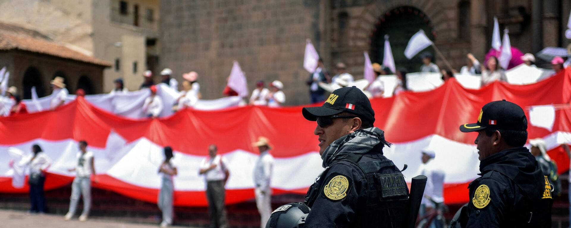 La policía antidisturbios monta guardia en la Plaza de Armas de Cusco, Perú, durante una manifestación por la paz en memoria de las 42 personas que murieron en las recientes protestas - Sputnik Mundo, 1920, 18.01.2023