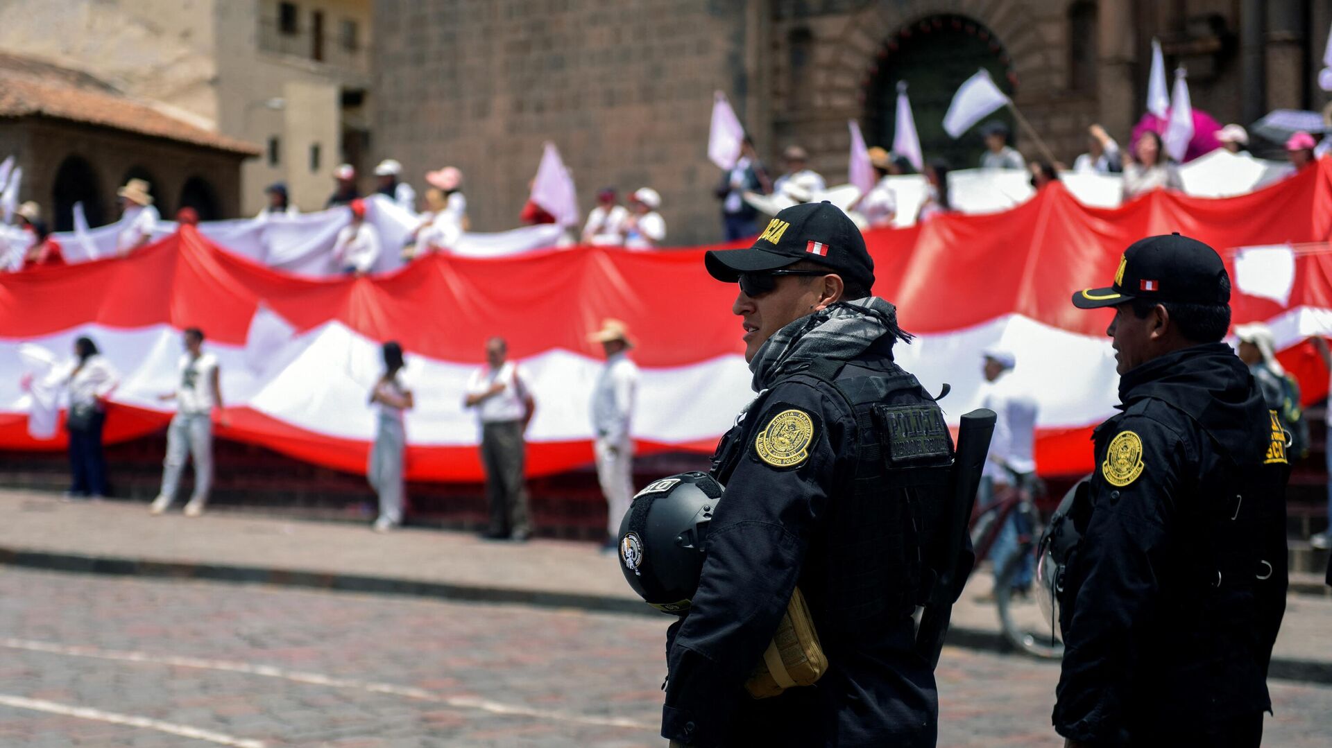 La policía antidisturbios monta guardia en la Plaza de Armas de Cusco, Perú, durante una manifestación por la paz en memoria de las 42 personas que murieron en las recientes protestas - Sputnik Mundo, 1920, 18.01.2023