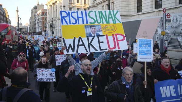 Enfermeras sostienen pancartas y carteles durante una huelga, en Londres, 18 de enero de 2023.   - Sputnik Mundo