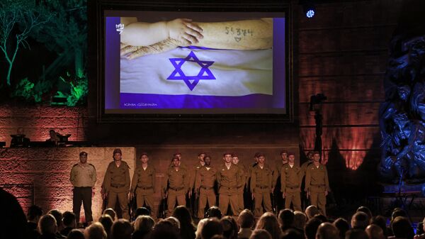 Soldados israelíes durante una ceremonia para conmemorar el Día del Recuerdo del Holocausto en el memorial del Holocausto Yad Vashem de Israel en Jerusalén, el 27 de abril de 2022. - Sputnik Mundo