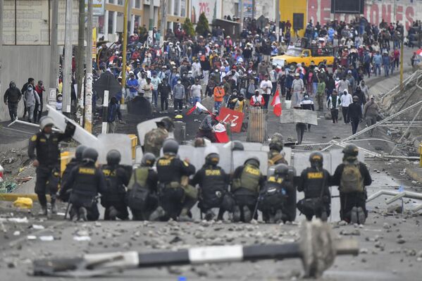Desde el 15 de enero se decretó estado de emergencia en las regiones de Puno, Cuzco, Lima, Callao, así como también, en las provincias de Tambopata y Tahuamanu y en la ciudad de Torata provincia de Mariscal Nieto.   En la foto: manifestantes se enfrentan a la policía en Arequipa, la segunda ciudad más grande del país - Sputnik Mundo