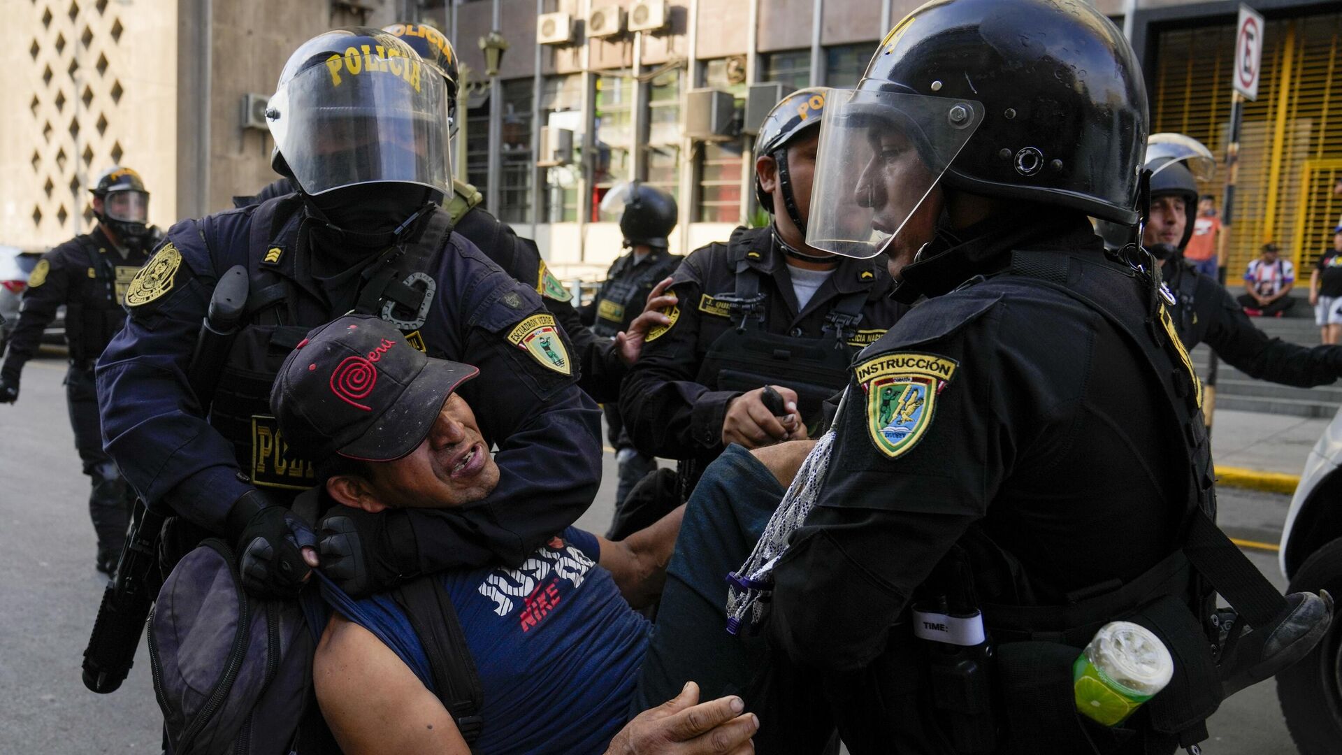 Полиция задерживает протестующего на марше против президента Дины Балуарте в Лиме, Перу - Sputnik Mundo, 1920, 25.01.2023