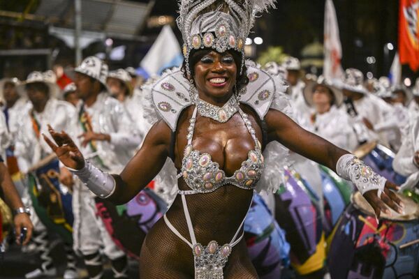 Montevideo, una de las ciudades más modernas de Sudamérica que está situada en la orilla izquierda de la bahía de La Plata, inauguró su temporada de carnaval con desfiles de tamborileros y bailarines de candombe, fuegos artificiales, representaciones de murgas y tablados en las calles. - Sputnik Mundo