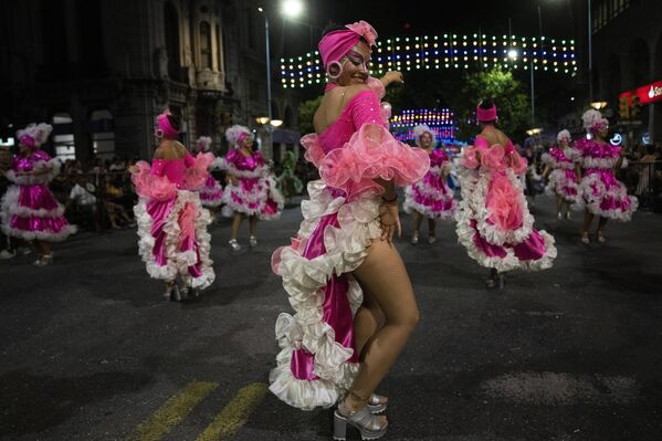 El carnaval uruguayo tiene su origen en el baile latinoamericano más antiguo, el candombe. El baile es ahora una marca registrada del carnaval. En la foto: unas bailarinas de candombe participan en el desfile inaugural del carnaval uruguayo de Llamadas, en Montevideo. - Sputnik Mundo
