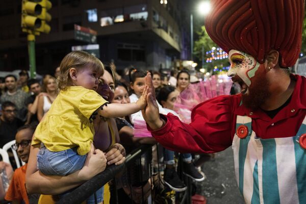 El miembro de un grupo murga saluda a los espectadores durante el desfile inaugural del carnaval uruguayo Llamadas en Montevideo. - Sputnik Mundo