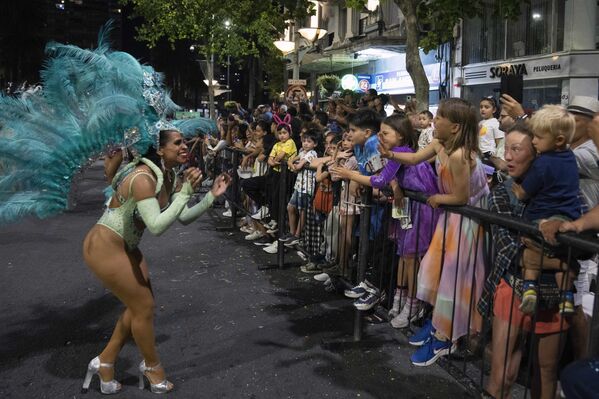 El carnaval uruguayo tiene casi 200 años. En la foto: una bailarina de candombe interactua con los niños durante el desfile inaugural del carnaval uruguayo de Llamadas. - Sputnik Mundo