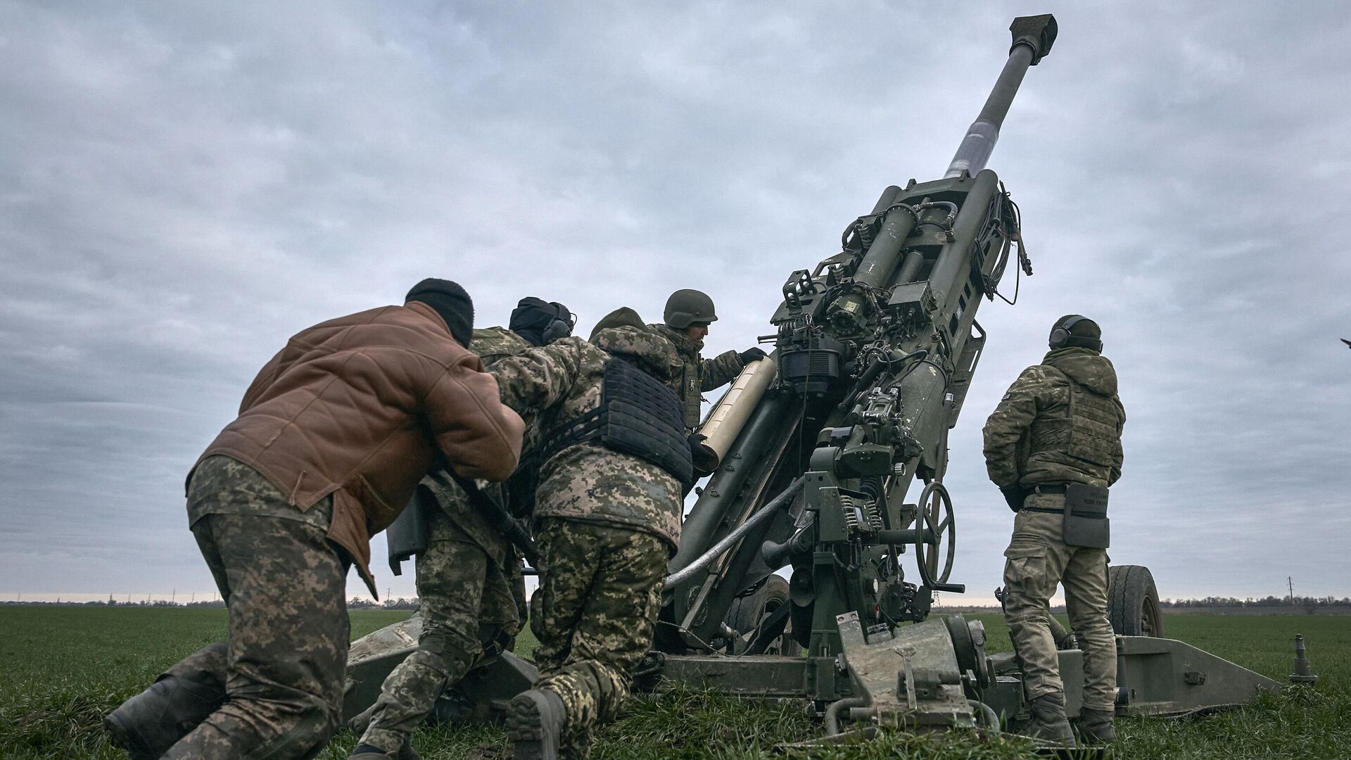 Militares ucranianos operan un sistema de artillería estadounidense M777 en la región de Jersón el 9 de enero de 2023 - Sputnik Mundo, 1920, 14.05.2023