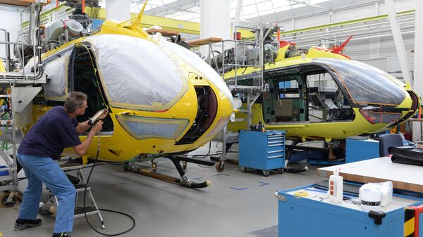Empleados trabajan en la cadena de producción de helicópteros Airbus   - Sputnik Mundo